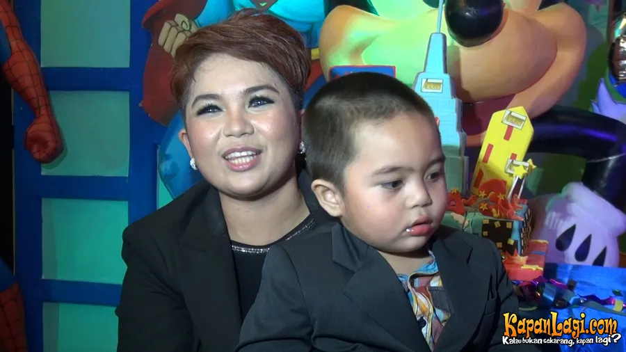Joy Tobing bahagia bersama sang buah hati @ KapanLagi.com®