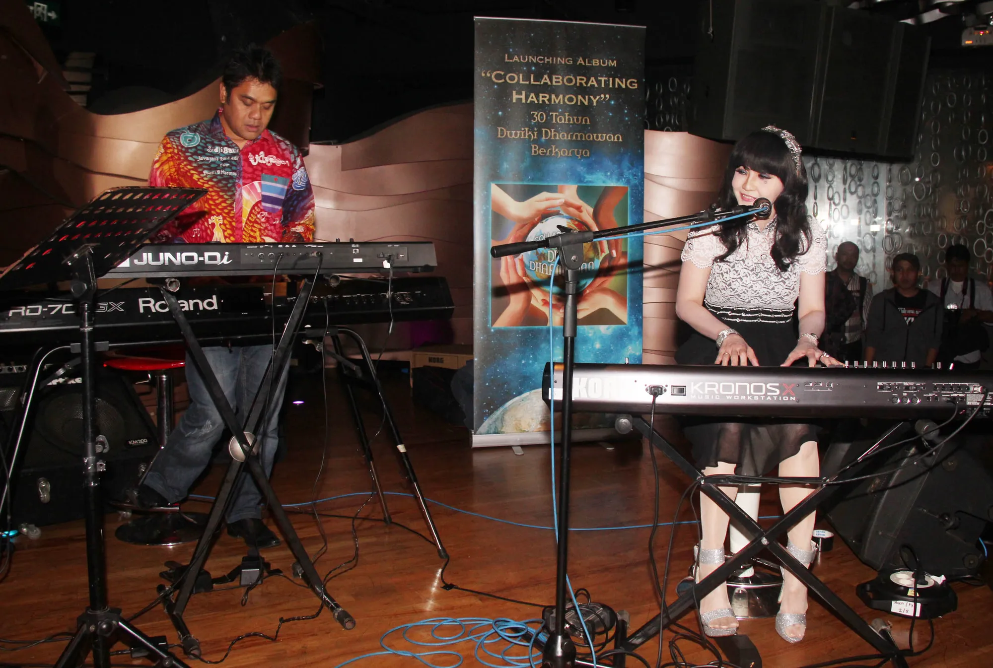 Dwiki Dharmawan berduet bareng Ita Purnamasari saat rilis album. ©KapanLagi.com/HendraGunawan