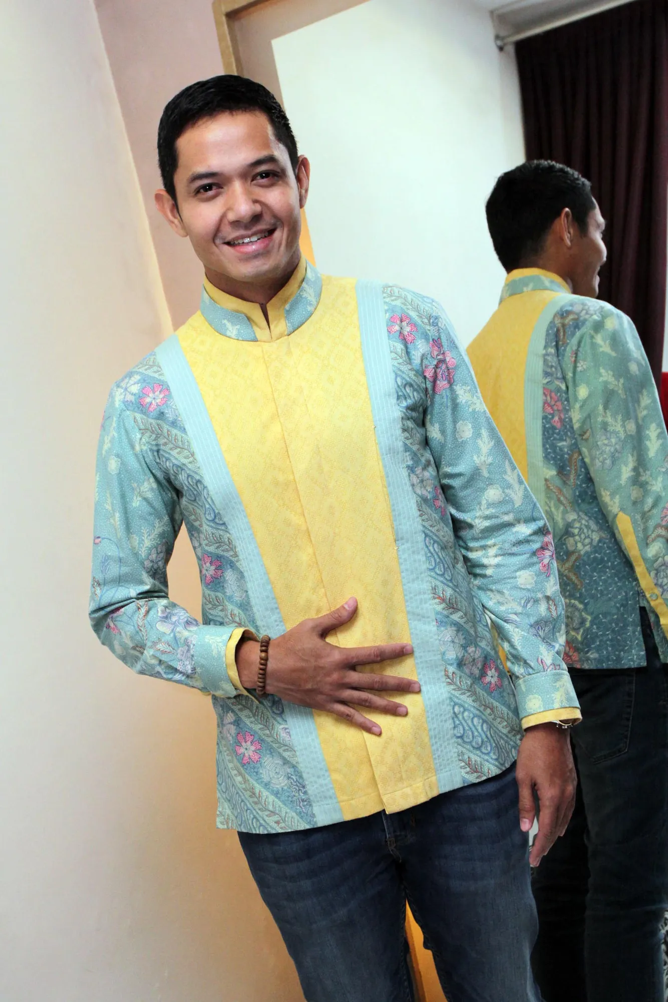 Dude Harlino saat fitting baju pengantin