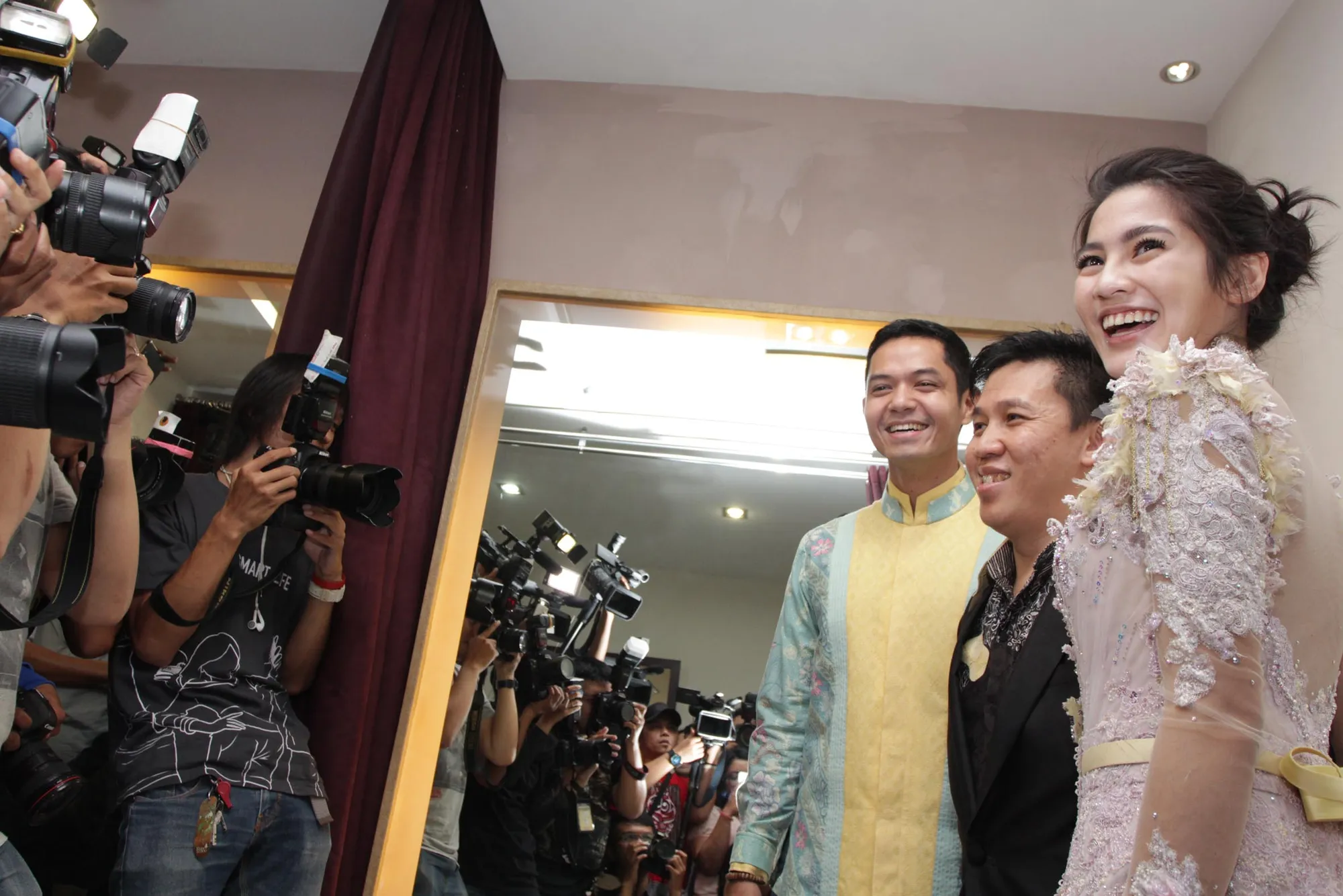 Du de dan Alyssa saat fitting naju pengantin
