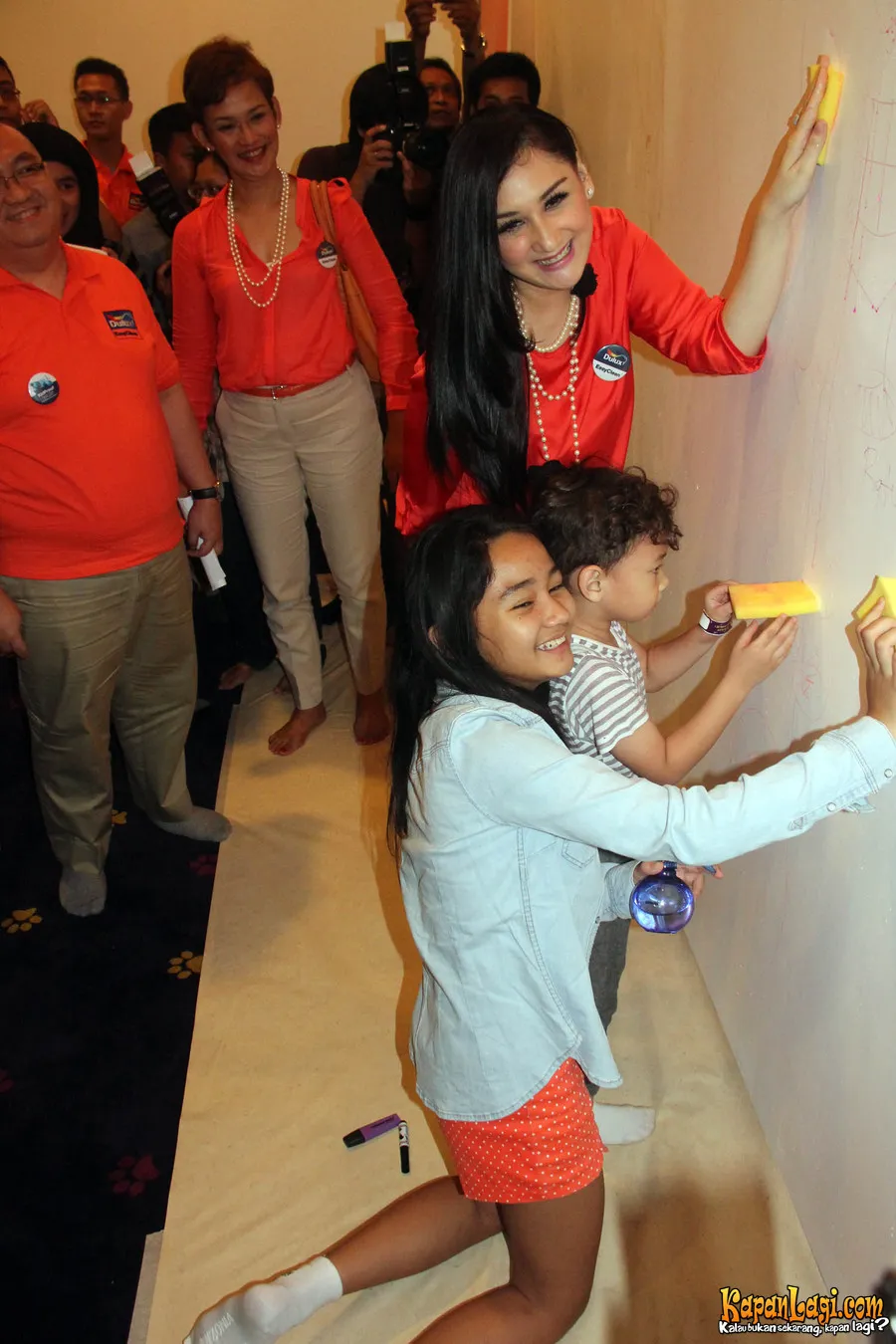 Mona Ratuliu dan anak-anaknya | Foto: KapanLagi.com