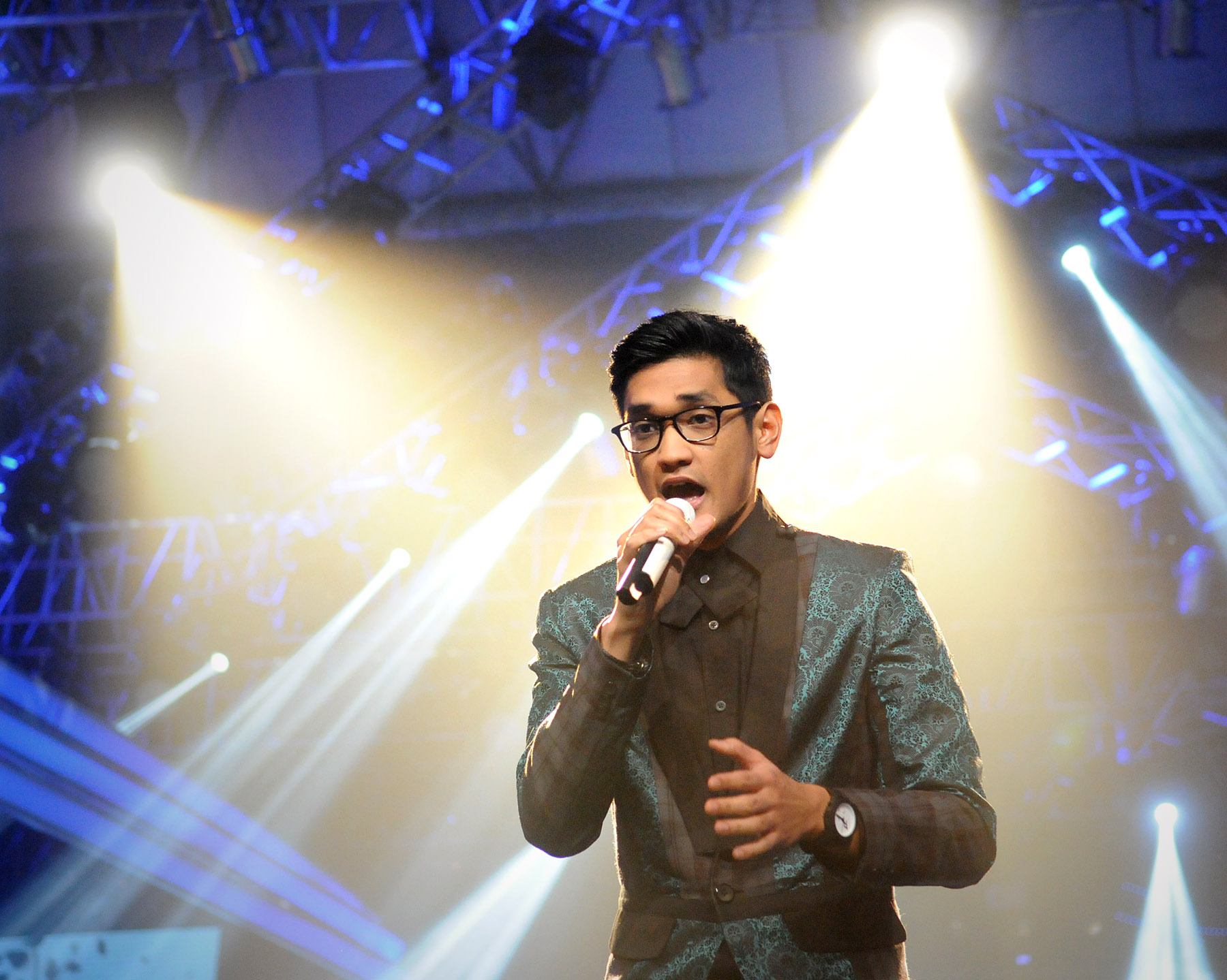 Syahrini Goyang Morena Afgan Paling Ngetop Di SCTV Music 