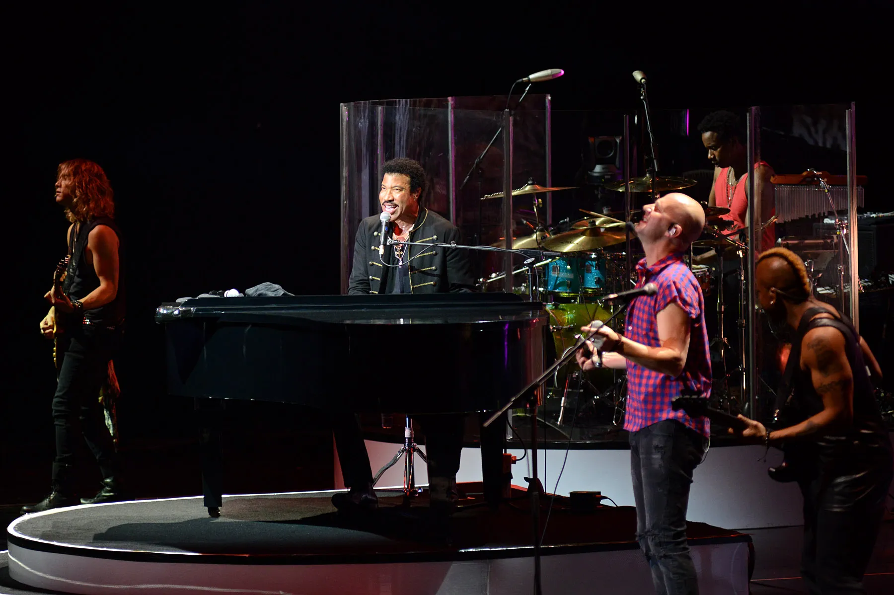 Mainkan piano, Lionel Richie makin terlihat sekaligus terdengar elegan. ©KapanLagi.com