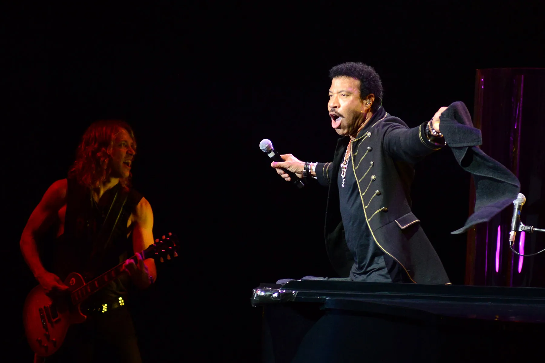 'Stuck On You' saat dibawakan Lionel Richie. ©KapanLagi.com