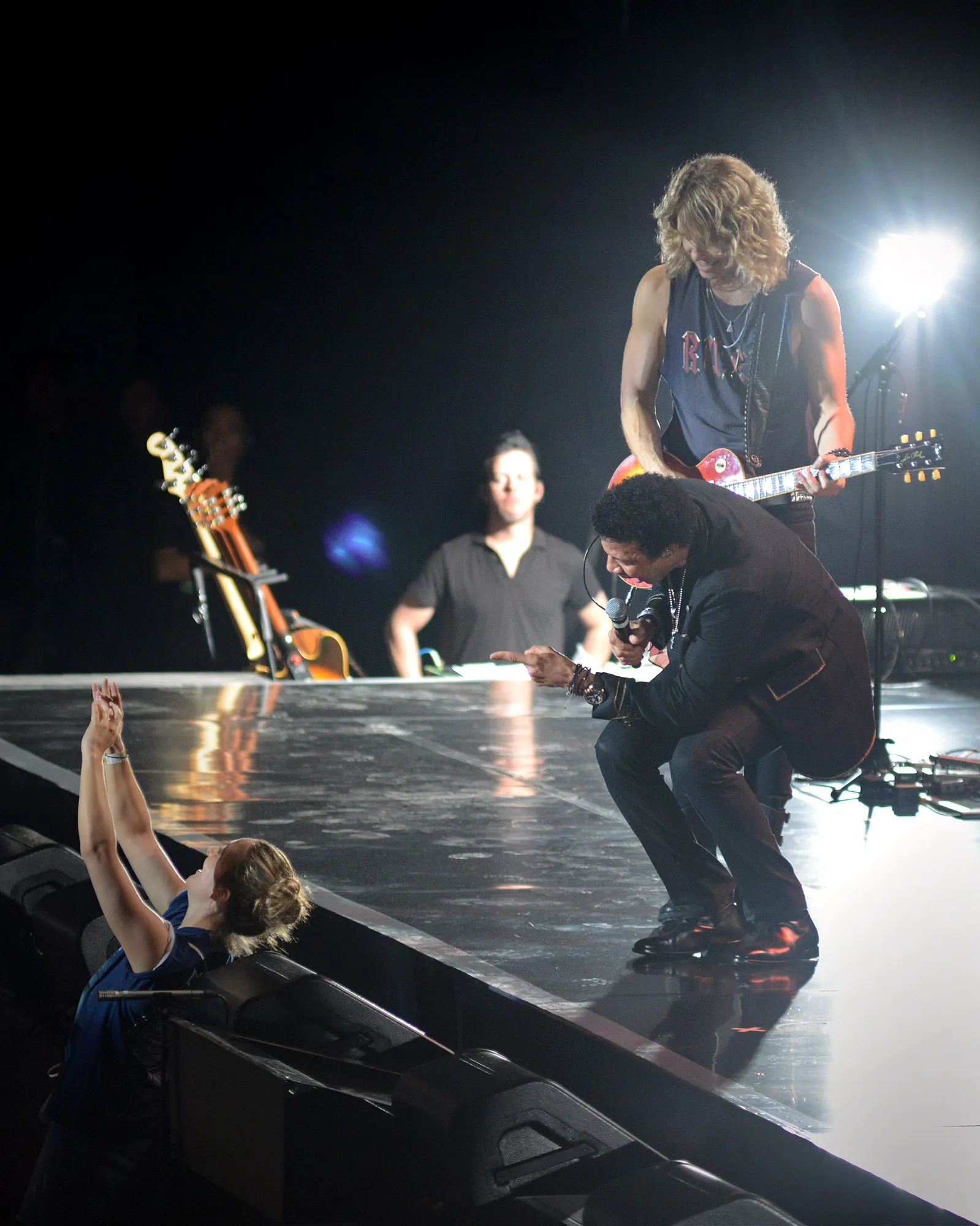 Seorang fans nekat mengajak Lionel Richie ber-selfie. ©KapanLagi.com