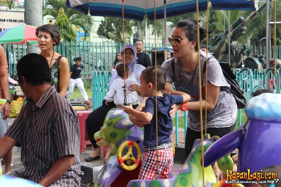 Marcella Zalianty berusaha menyeimbangka perhatian untuk 2 orang anaknya | Foto: KapanLagi.com