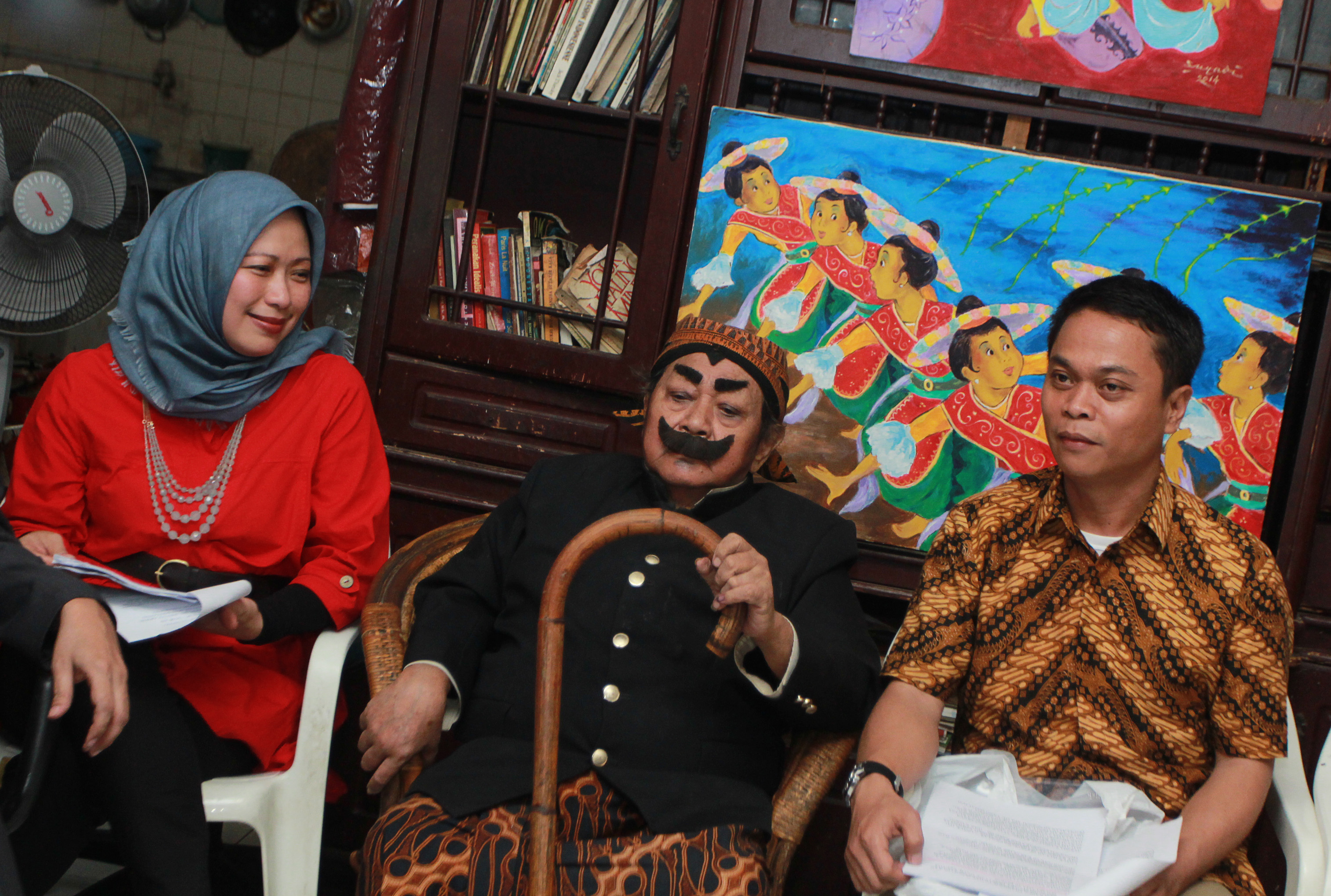 Pak Raden bahagia tinggal dengan asisten dan punya banyak murid. ©KapanLagi.com®/Agus Apriyanto