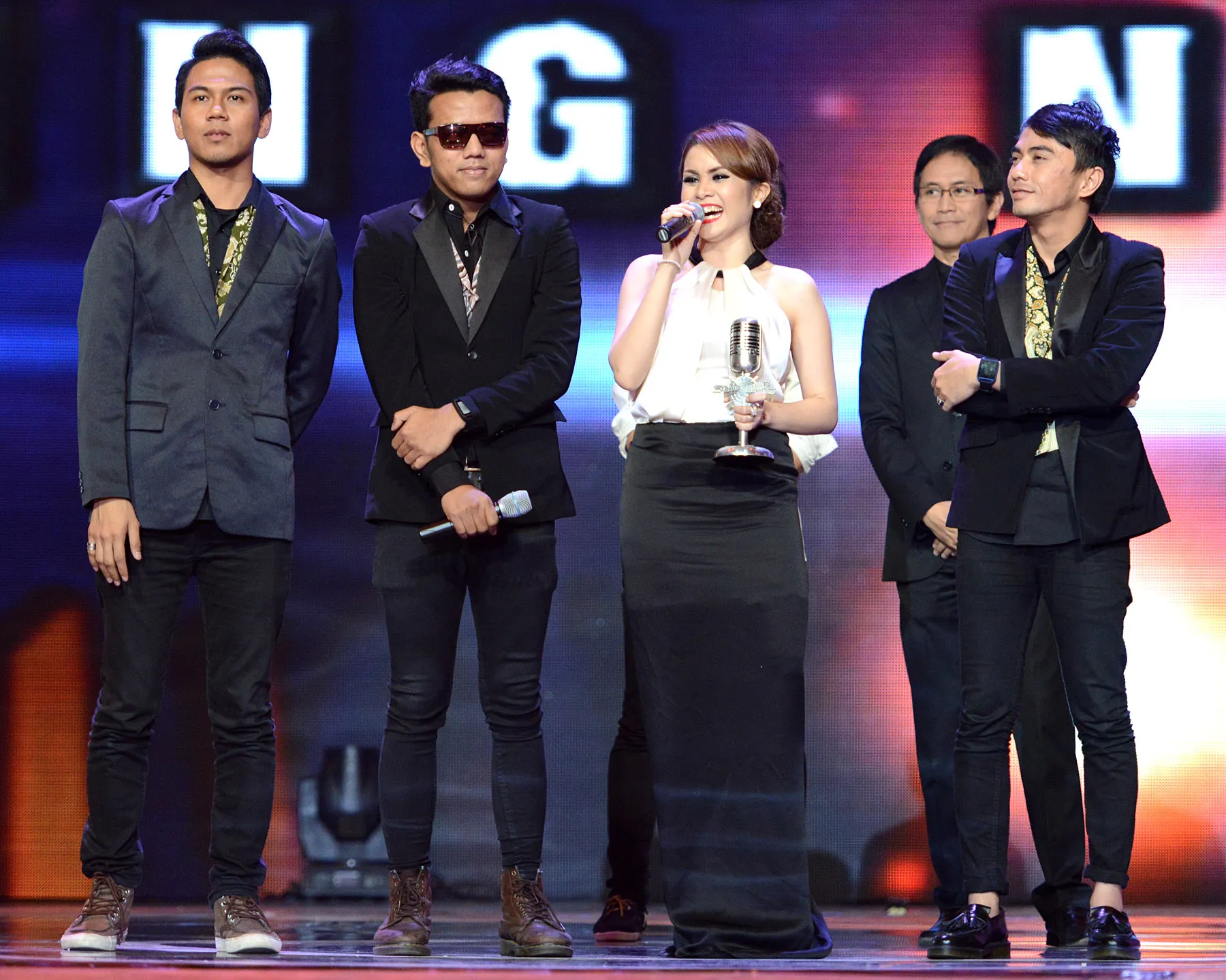 Geisha, persembahkan piala untuk Roby ©KapanLagi.com/Bambang E Ross