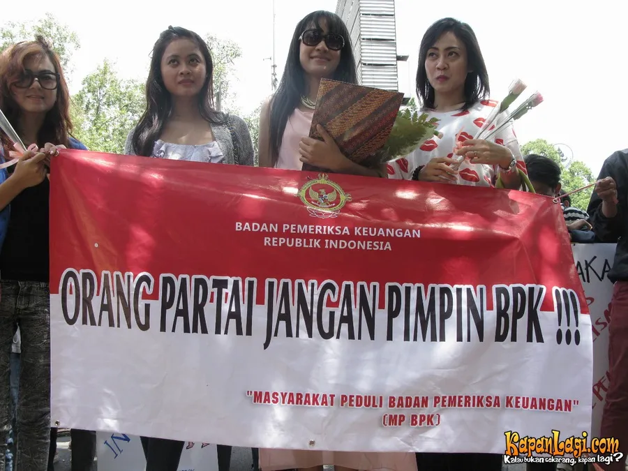 Vicka Sagita Ayu dalam aksi demo @ KapanLagi.com®/Deni