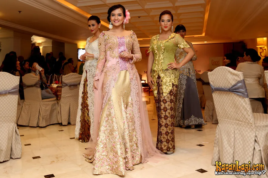Intan Nuraini menjadi model untuk kebaya rancangan Amy Atmanto Foto: KapanLagi.com/Budy Santoso