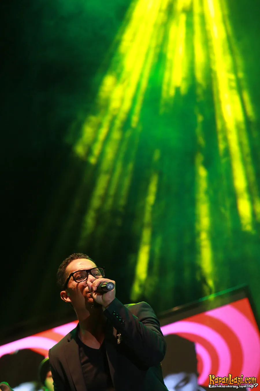 Tebar gombal di panggung @foto: KapanLagi.com®/Agus