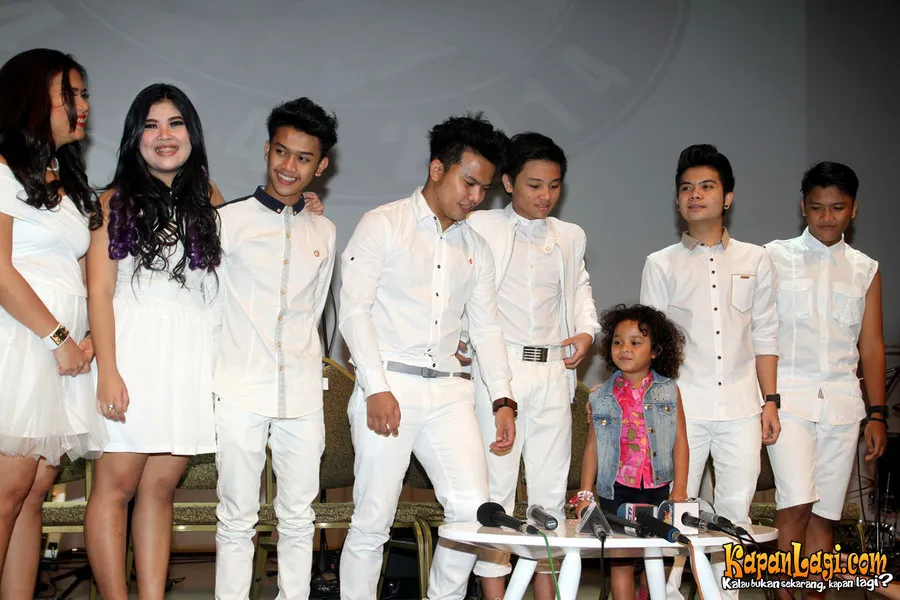 Aldi menggarap pestanya ini dengan konsep serba putih