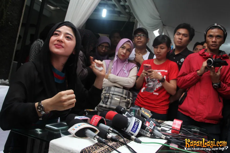 Dewi Perssik usai syukuran kebebasan Foto: KapanLagi.com/Muhammad Rasyad