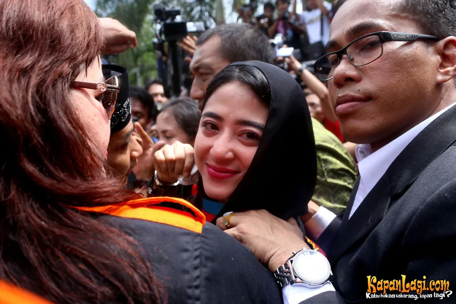 Senyum Dewi Perssik saat dibebaskan beberapa waktu yang lalu | Foto: KapanLagi.com/Budy Santoso