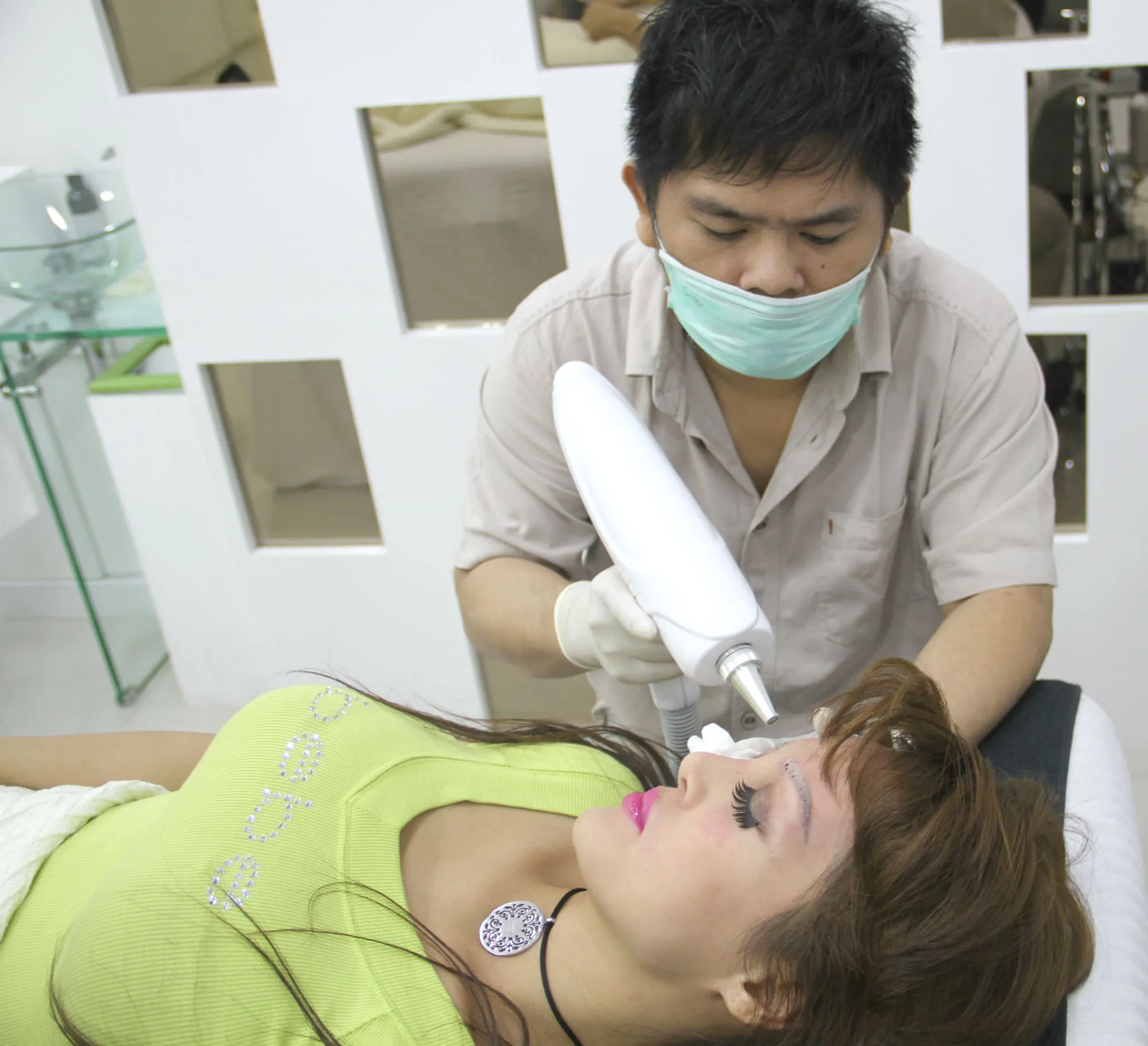 Fifie Buntaran terpaksa harus membetulkan bentuk alisnya nih... @ KapanLagi.com®