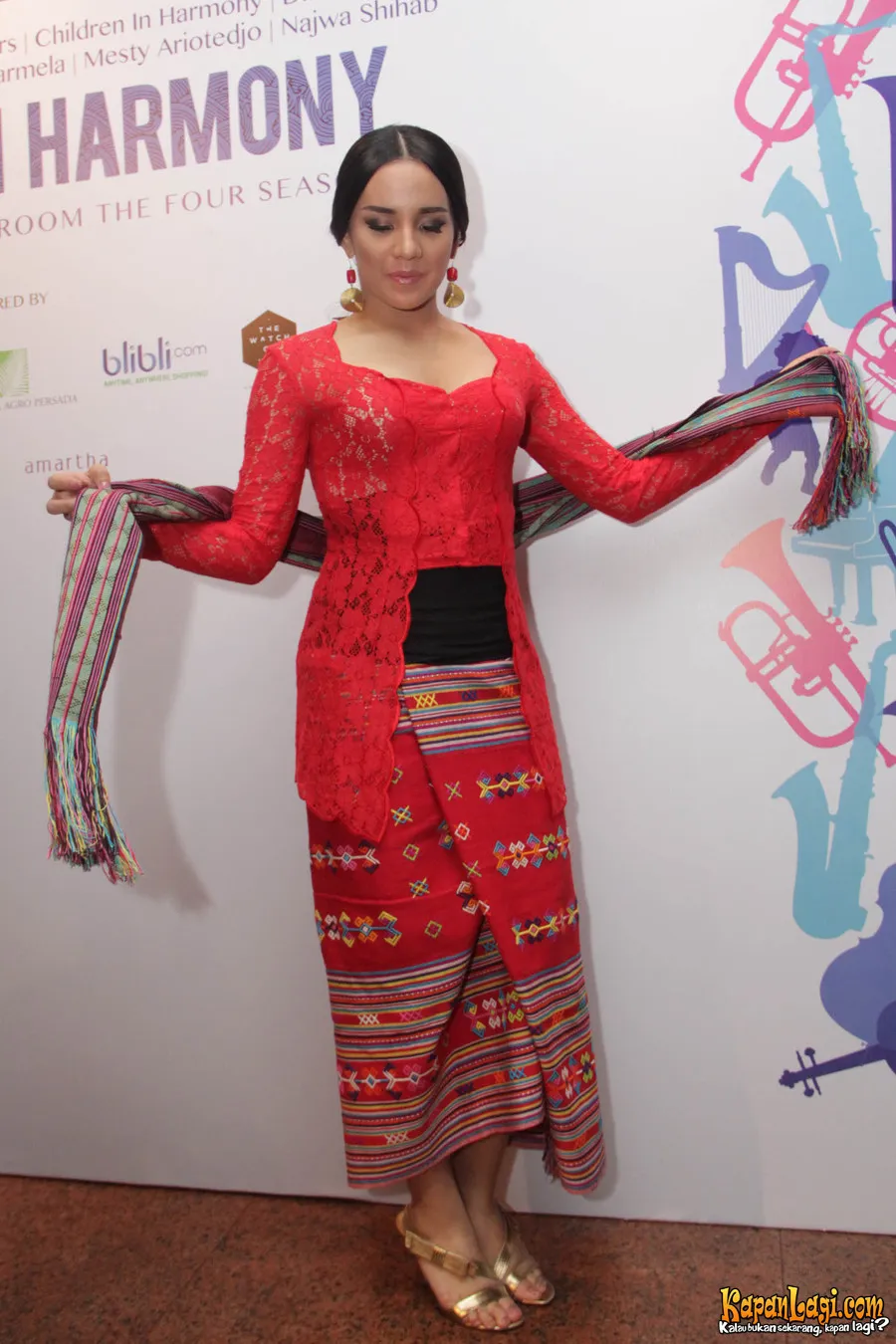 Angel Pieters cantik dalam balutan kebaya merah. (dok. Muhammad Rasyad)