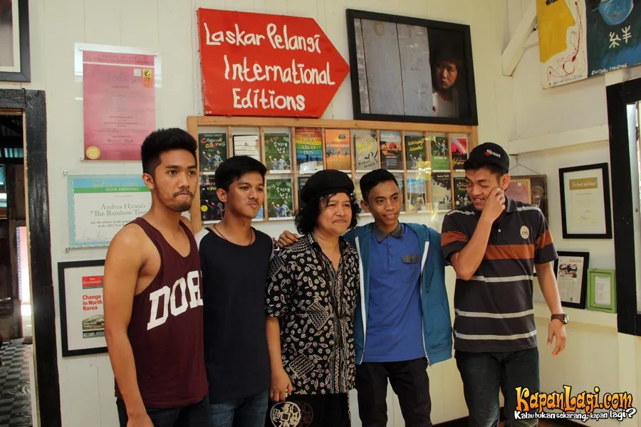 Andrea Hirata (tengah) @ KapanLagi.com