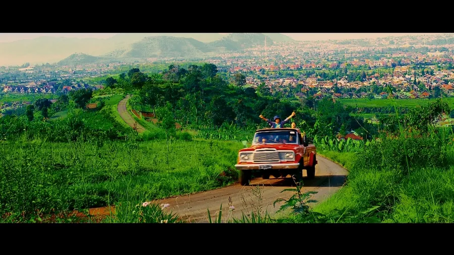 Layaknya film anak, film ini menyajikan petualangan seru.