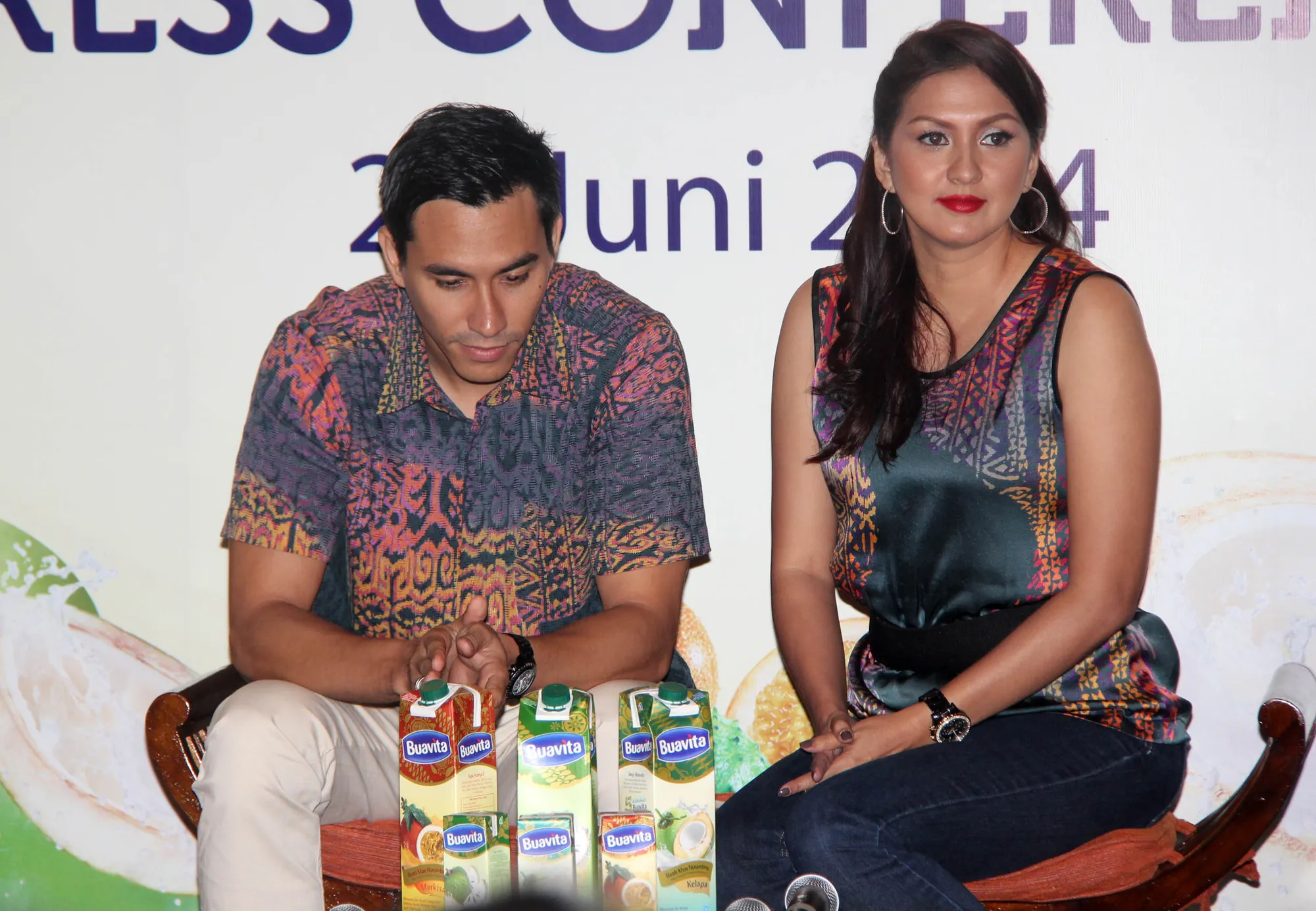 Menjaga komunikasi adalah salah satu rahasia langgengnya hubungan Donna dan Darius. / KapanLagi.com®