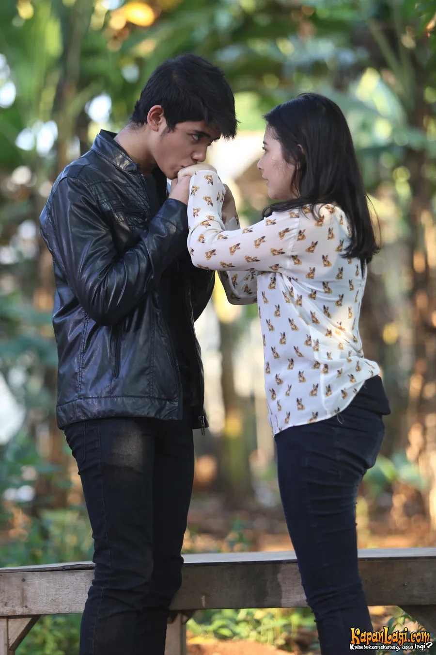 Salah satu adegan mesra yang harus diperagakan oleh Aliando dan Prilly.