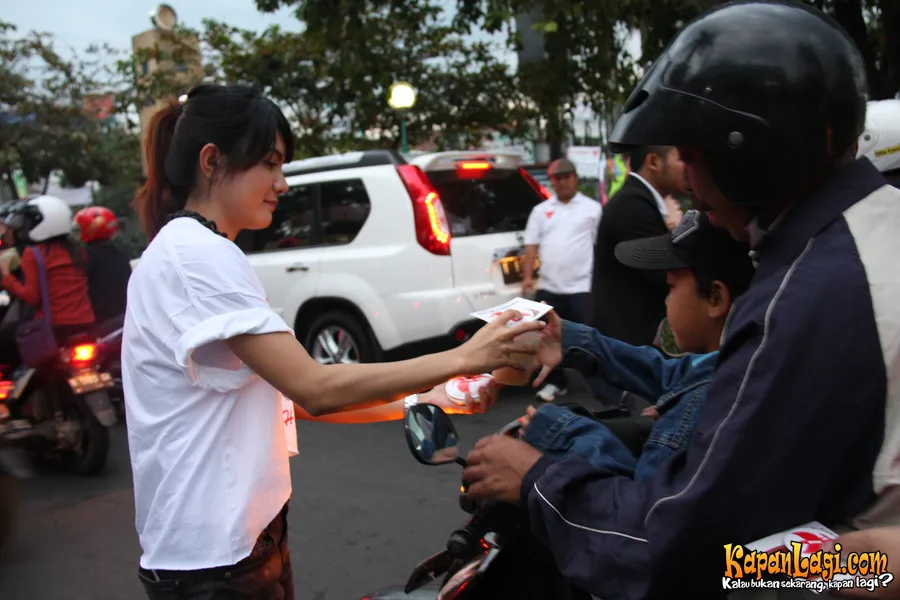 Dewi Dewi ikut membagi takjil gratis di jalan | Foto: KapanLagi.com