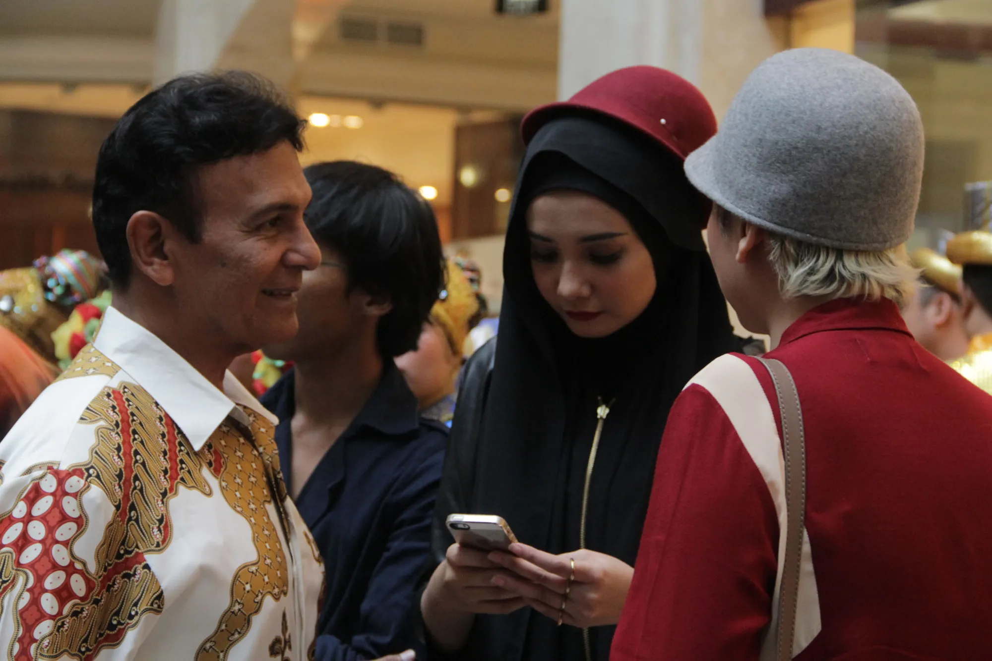 Mark Sungkar menemani Zaskia.