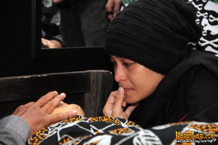 Mitha mendampingi jenazah adiknya untuk yang terakhir kali.@KapanLagi.com®