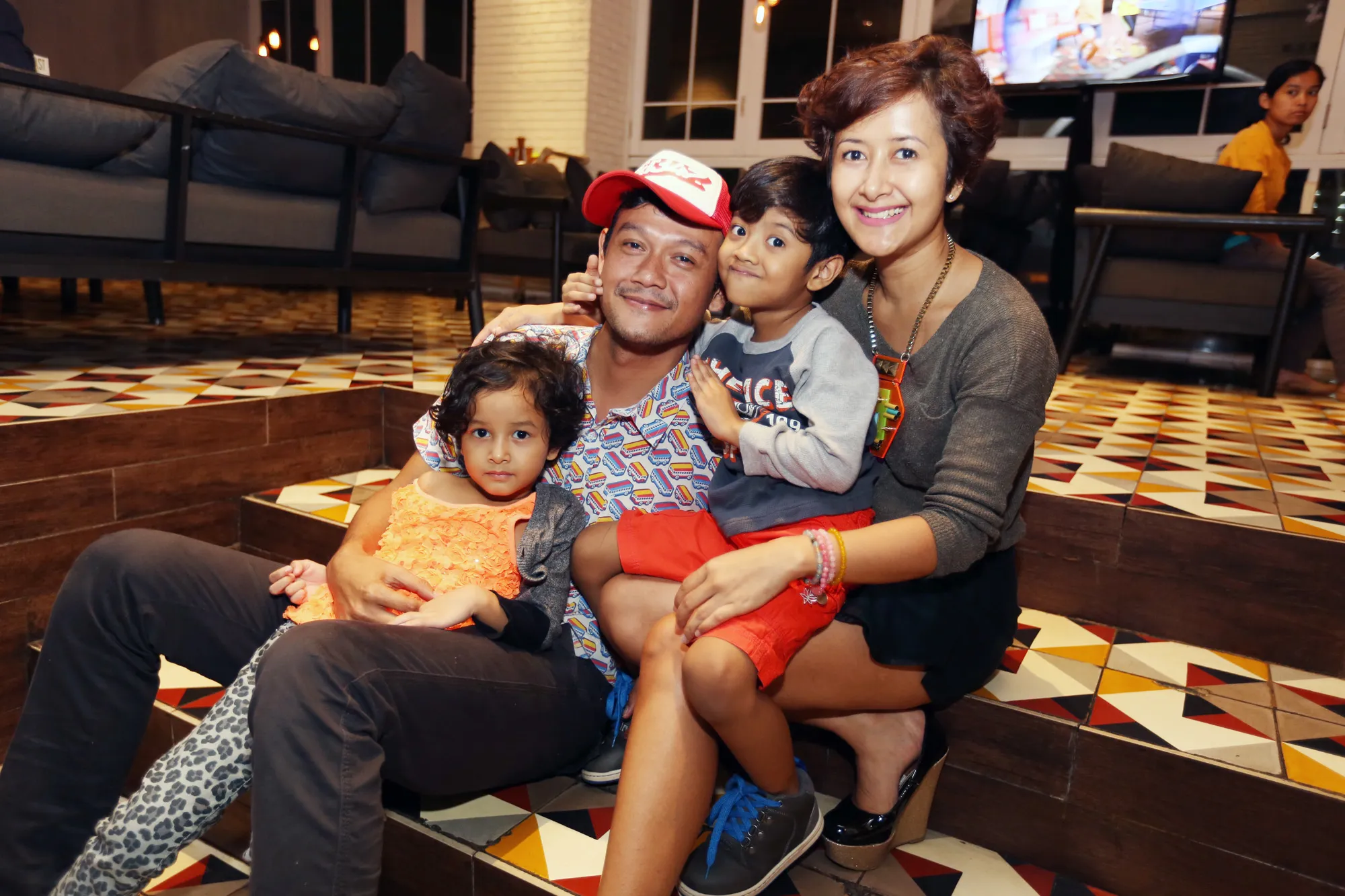 Kebersamaan Dwi Sasono bersama dengan keluarganya.