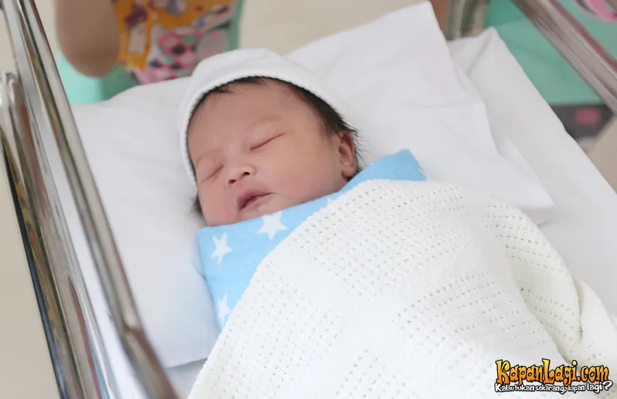Kakang lagi tidur nyenyak, jangan diganggu :) @ KapanLagi.com®/Budy Santoso
