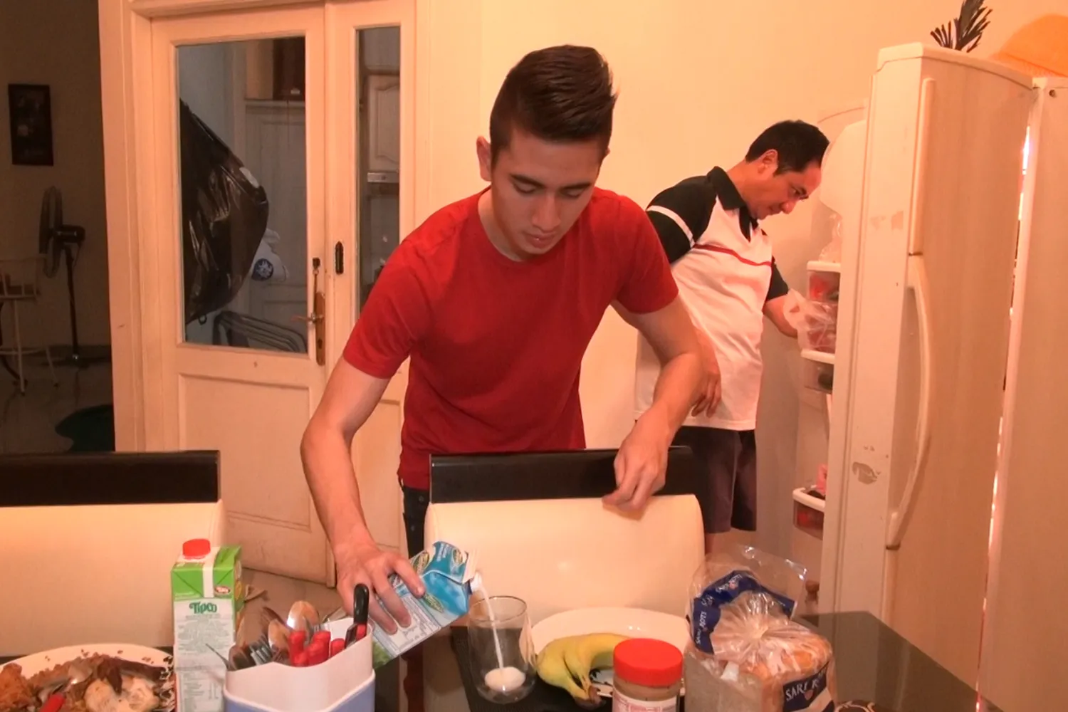 Ayah dan anak kompak menyiapkan menu sahur.