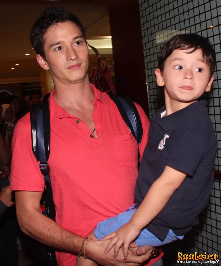 Bareng sang buah hati, Mike cocok disebut hot daddy kan? @ KapanLagi.com®/Busan