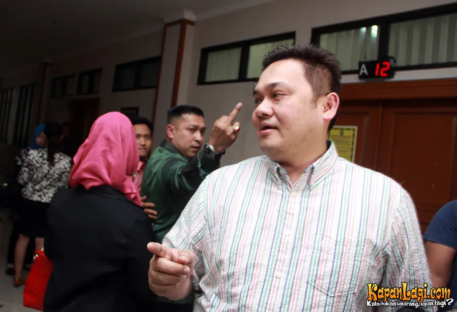 Ilal saat acungkan jari tengah ke Farhat Abbas. @KapanLagi.com®/Agus Apriyanto