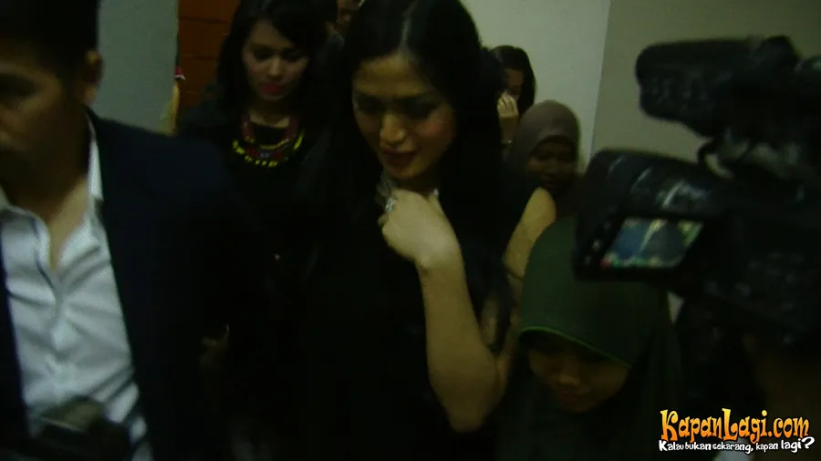 Sambil berlari dari kejaran wartawan, Jessica mengaku kalau jadi ibu itu seru. @KapanLagi.com®