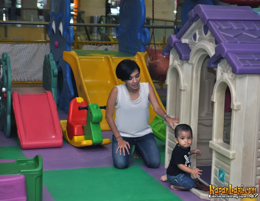 Enno Lerian merajut di saat senggang sembari mengurus anak | Foto: KapanLagi.com