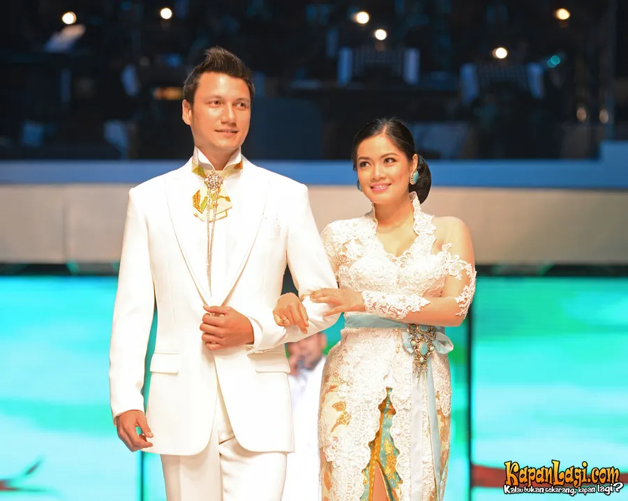 Titi Kamal dan Christian Sugiono saat bawakan karya Anne Avantie. @KapanLagi.com®