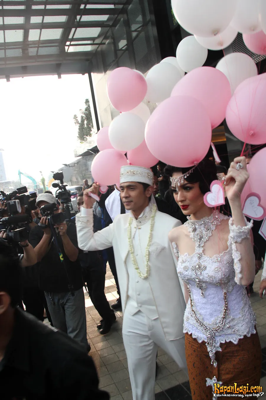 Putih dan pink menjadi warna yang mendominasi pernikahan Adi - Donita.