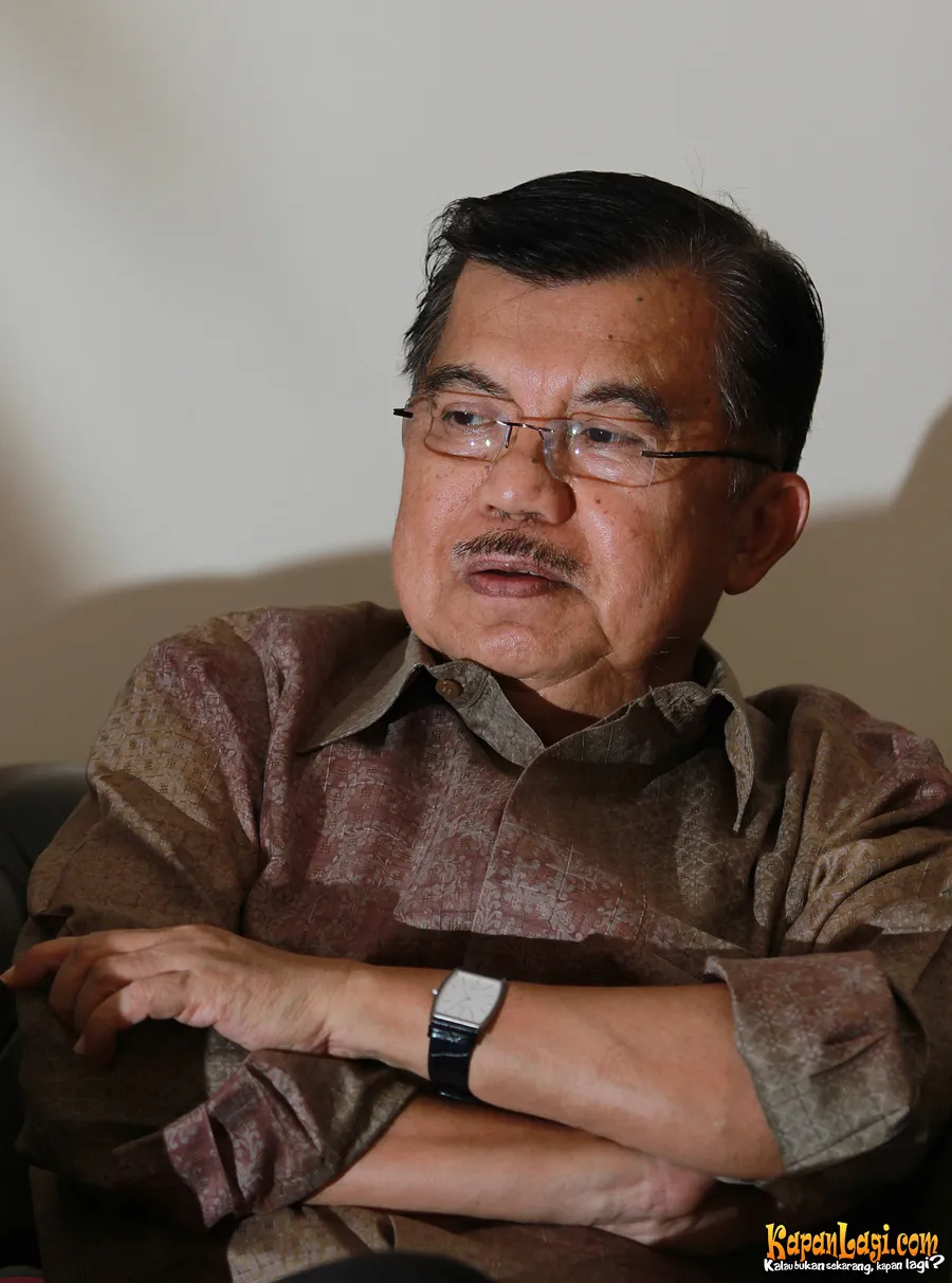 JK tak pernah mengganti gaya kumisnya sejak usia 20 tahunan. / KapanLagi.com®