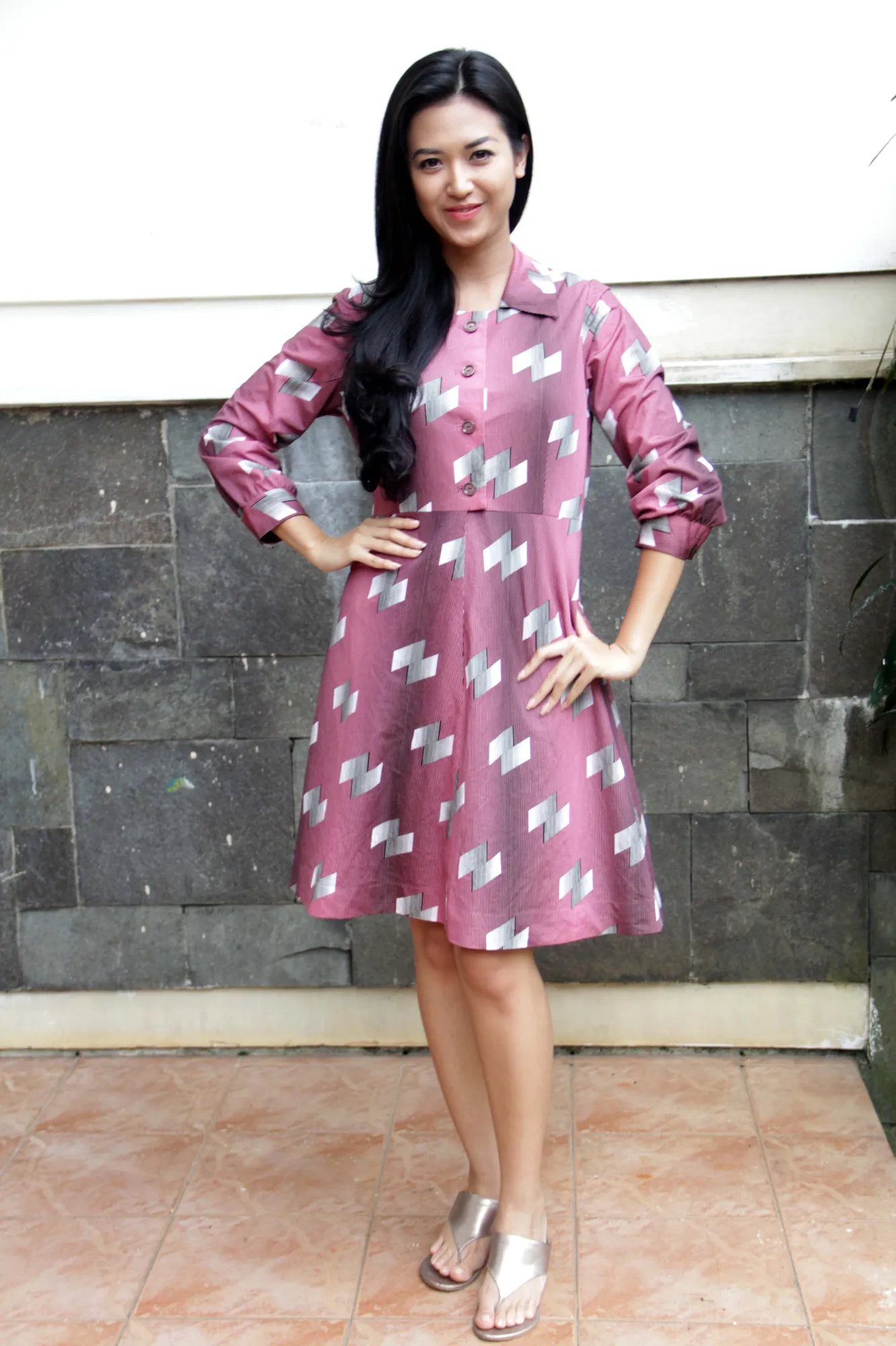 Sylvia Fully menyulap penampilannya lebih jadul dalam film ini. (KapanLagi.com®)