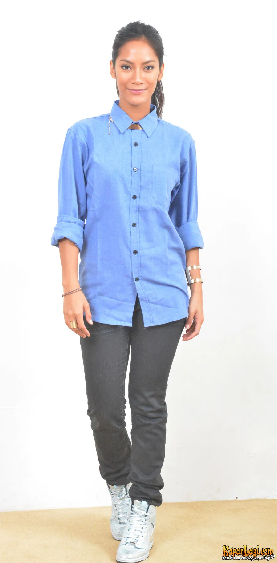 Tara Basro Pakai Busana Tomboy Saat Sesi Foto. / KapanLagi.com®
