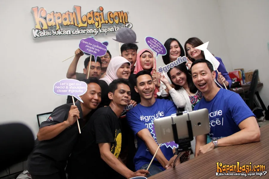Groufie Darius dan tim redaksi / KapanLagi® - Foto: Muhammad Rasyad