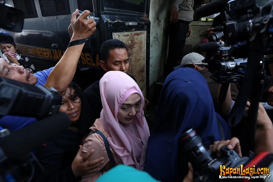 Eddie Adelia dibawa naik mobil tahanan ©KapanLagi.com/Budy Santoso