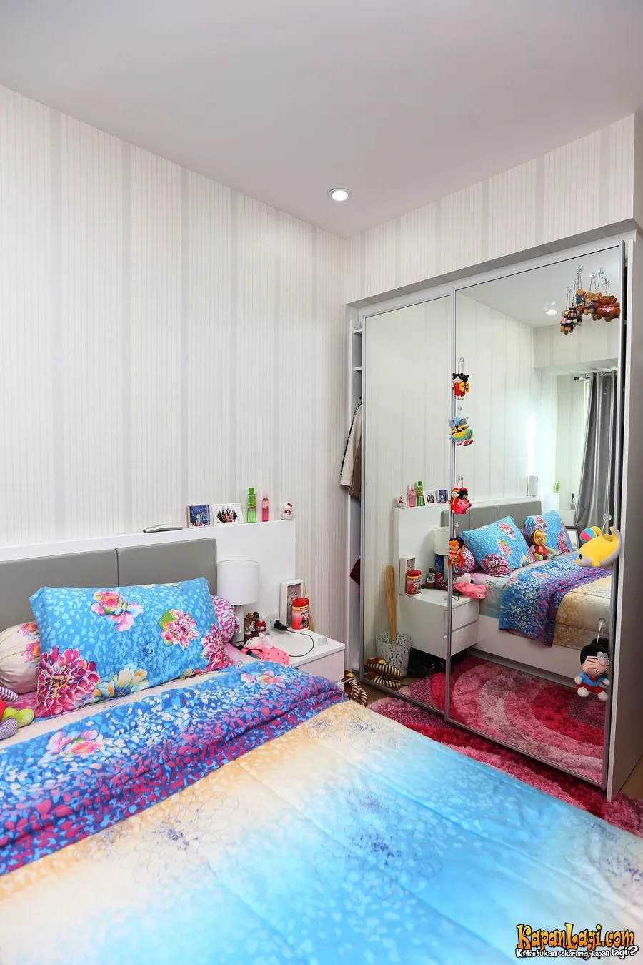 Penuh cermin, kamar Isya bak kamar Barbie. / KapanLagi.com®