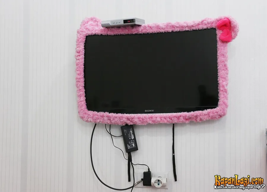 Aksesoris pembungkus TV ini pun lucu berwarna pink. / KapanLagi.com®