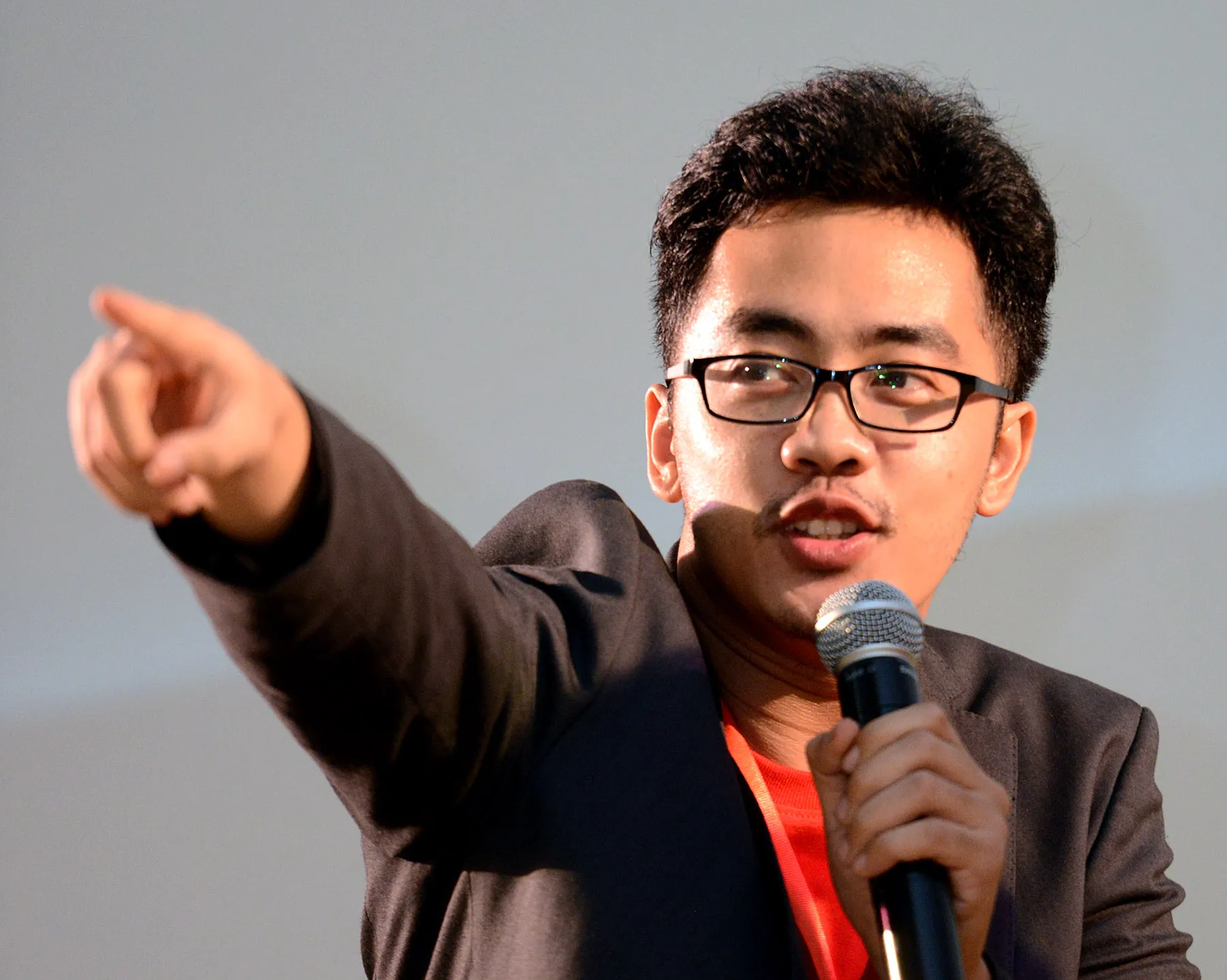 Dennis serius dengan proyek Layaria. @KapanLagi.com®/Bambang E Ros