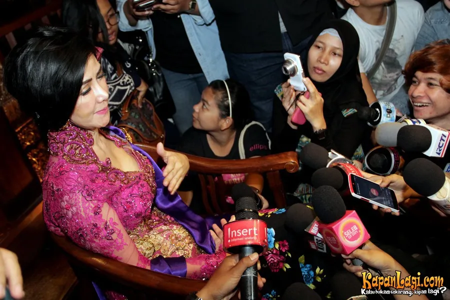 Terkait pernikahan anaknya, Amy Qanita diburu media.