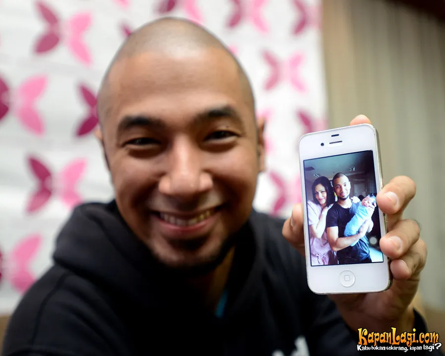 Dengan gembira Marcell menunjukkan foto dirinya bersama istri dan juga bayi mungilnya.