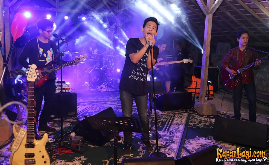 d'Masiv menutup hari itu dengan performence apik nan romantis. / KapanLagi.com/MuhammadAkrom