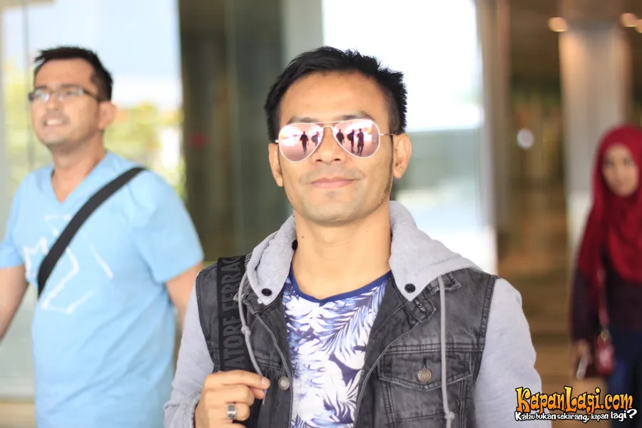 Judika saat tiba di bandara Changi Singapura @foto: KapanLagi.com®/Adhib Mujaddid