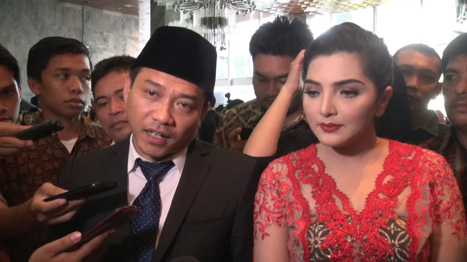 Anang meminta masyarakat mendukung DPR. / KapanLagi.com®