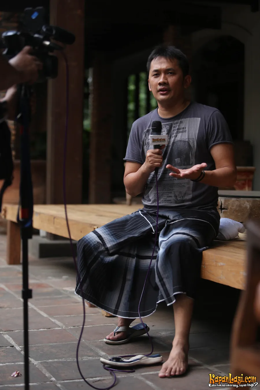 Santai di lokasi syuting @Kapanlagi.com